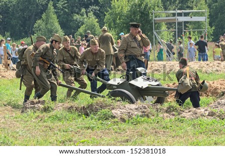 DUBOSEKOVO, RUSSIA - JULY 13: military history club members in Red Army artillery uniform deploy a field cannon during Field of Battle military history festival on July 13, 2013 in Dubosekovo, Russia