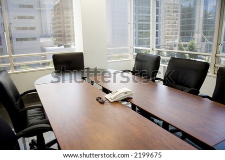 Meeting room with reunion table, windows and shades