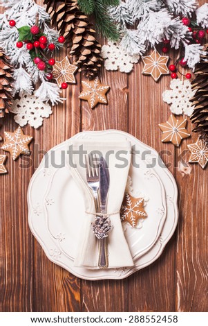 Christmas serving table in shabby chic style. Gingerberad decorations