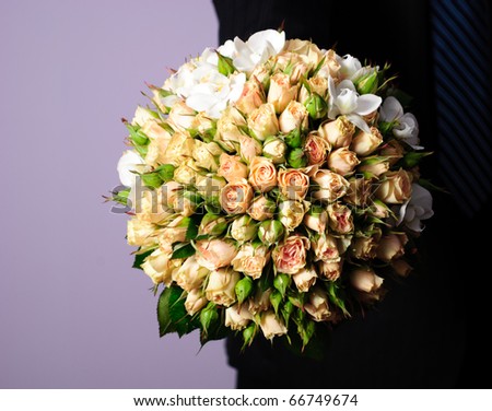Wedding bouquet from peach-coloured roses and buds