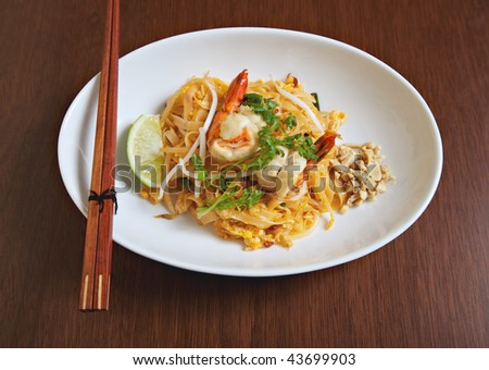 Thai Style Stir fried rice noodle with tamarind sauce and shrimp