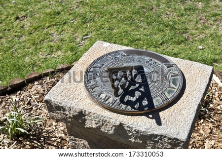A sundial telling the time of day, approximately 3:15 pm, by the position of the Sun.