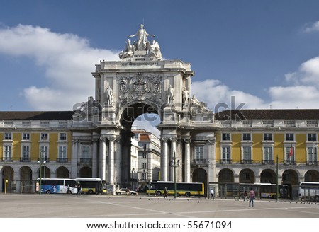 Augusta Street Arch is the triumphal arch connecting the Commerce Square to the Augusta Street. It has a clock and statues of Viriatus, Nuno Álvares Pereira, Vasco da Gama and Marquis of Pombal