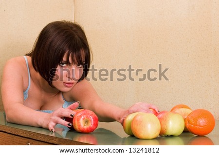 Young woman holding fruits to have a nice shape