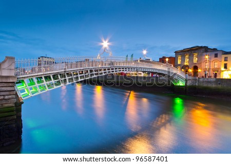 The ha\'penny bridge in Dublin at night, Ireland