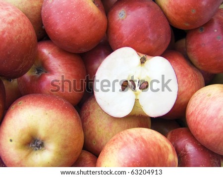 The big apples, with one cut on half-and-half