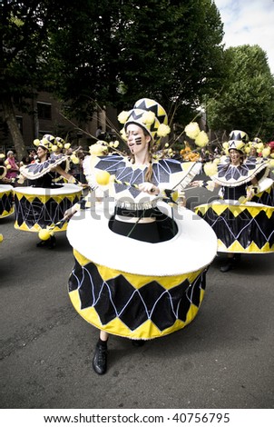 LONDON - AUGUST 31: Dancers from the London School of Samba float during the Notting Hill Carnival on August 31, 2009 in London, England.