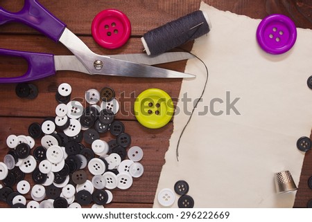 Set of buttons for the repair of clothing and tailoring shears.