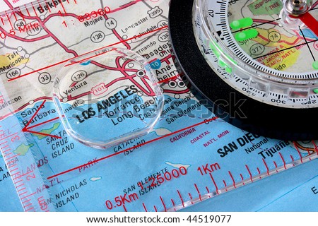 USA map with the city of Los Angeles and a compass with magnifying glass over Los Angeles.