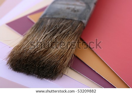 Brush for painting or drawing of a varnish with a colour palette for a colour choice.