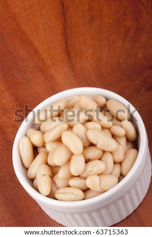 White canned beans in a white ceramic bowl.