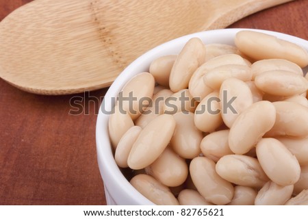 White canned beans in a white ceramic dish.