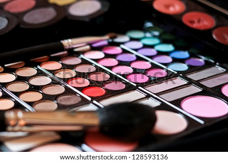 Make-up colorful eyeshadow palettes with makeup brushes