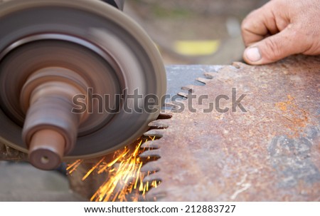 sharpening saw by abrasive disk machine