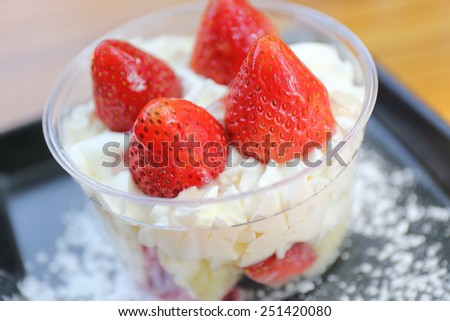 strawberry mousse cake