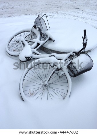 istock - Comment réussir à se faire accepter chez Istock ? Stock-photo-fallen-bicycle-covered-by-snow-44447602