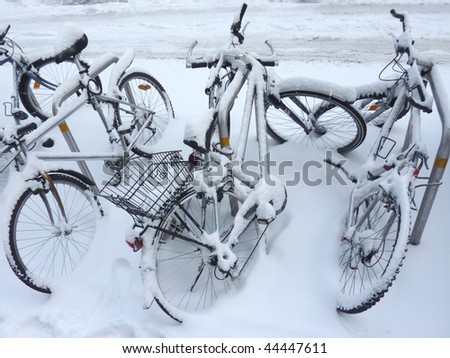 istock - Comment réussir à se faire accepter chez Istock ? Stock-photo-bicycles-covered-by-snow-44447611