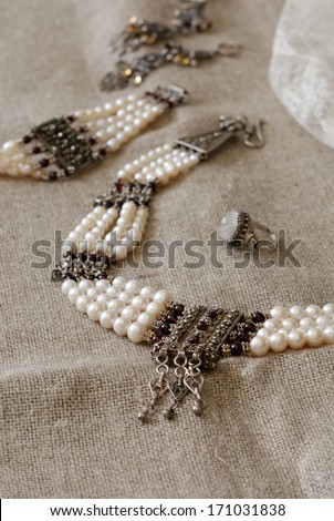 Set of vintage necklace and bracelet with white pearls