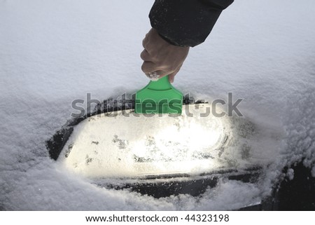 remove snow from car lamp