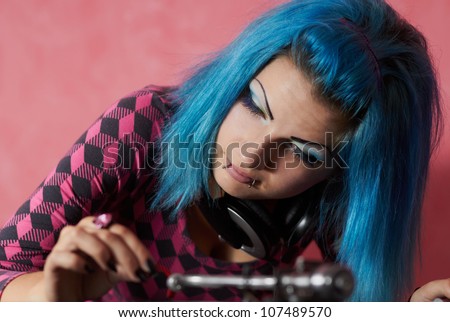 She looks cool and she knows what to do with this turntable