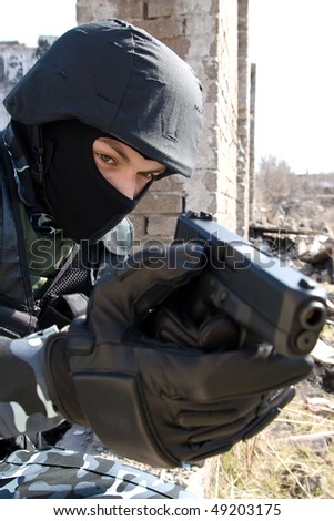 Armed officer targeting with a semi-automatic glock pistol