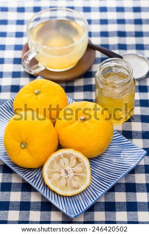 Aromatic zest of ripe fruits of yuzu combined with honey makes a syrup used to make yuzu tea (Yuzu cha, or Yujacha), a traditional Korean hot drink (herbal tea) popular in Japan.