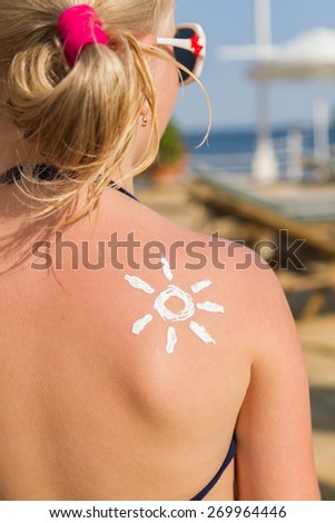 girl with sun-shaped sun cream
