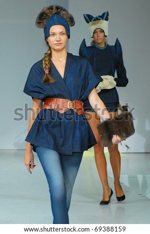 MOSCOW - AUGUST 19: Models on a fashion parade for young designers of accessories. Student\'s fashion parade of Shapeou-2010, August 19, 2010 in Moscow, Russia. /Models on a Student\'s fashion parade/