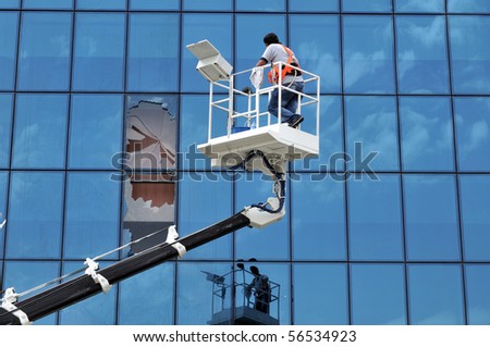 Lift operator breaks the windows of an office while cleaning them