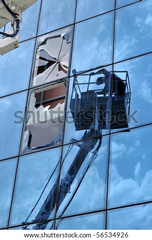 Lift operator breaks the windows of an office while cleaning them