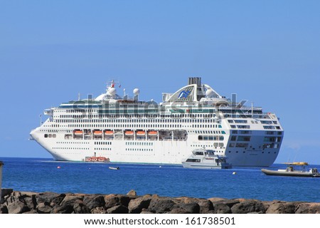 LAHAINA, MAUI, HAWAII - SEPTEMBER 18 : Dawn Princess, ship of Princes Cruises line on September 18, 2012 in Lahaina, Hawaii, USA. Dawn Princess has a capacity of 1,990 passengers and 924 crew