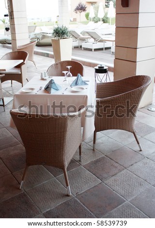An outside restaurant at a hotel