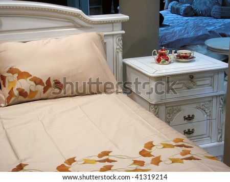 gold and white bedroom. king size bed with white and gold sheets.