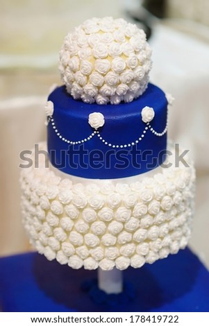 Blue and white wedding cake decorated with flowers