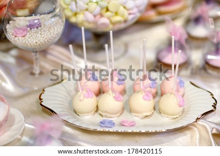 Delicious wedding cake pops in pink and purple
