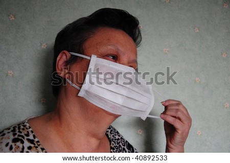 woman wears white mask because of pig flue h1n1