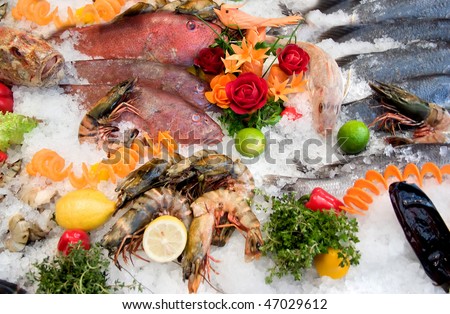 showcase in a restaurant with fish and molluscs