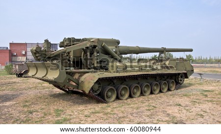 Heavy army self-propelled unit with a gun. Firing range of 30-35 km. Armored Army equipment.