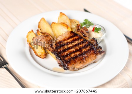 Dish with steak with potatoes and white sauce