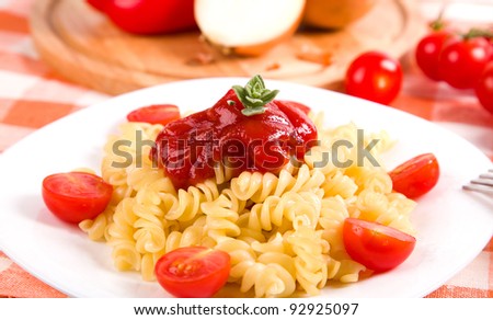cooked macaroni on plate with vegetables
