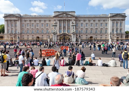 London, England - September 9, 2010: Crows of tourists in front of London\'s Buckingham Palace. It is one of England\'s most popular visitor attractions.