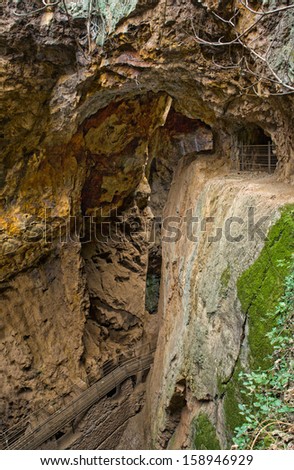 Jayona levels. Mine The Jayona is an old iron mine located in the mountains of the same name, in the town of Fuente del Arco, province of Badajoz (Spain), declared a natural monument