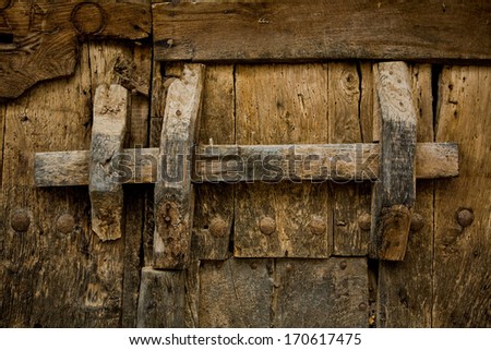 Open-close system of an old wooden door. San Martin de Trevejo, Gata mountains, Extremadura, Spain