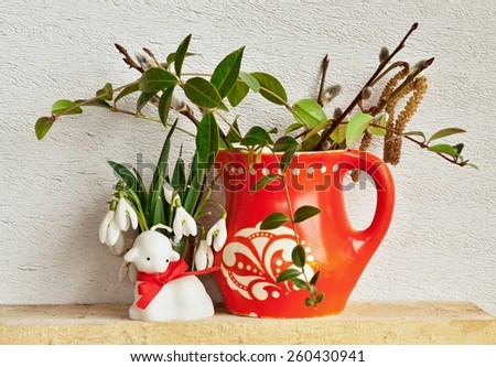 Easter decoration with red mug, lamb and flowers