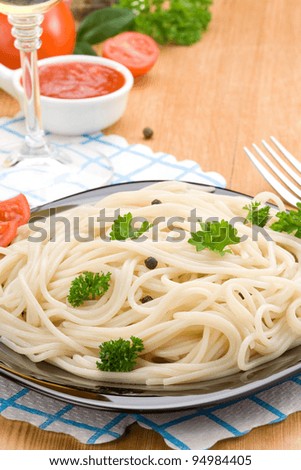 spaghetti pasta food in bowl on wood table