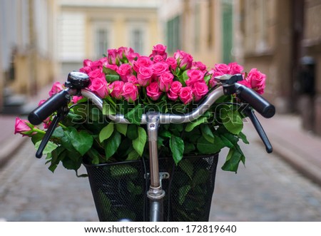 The bike basket with roses