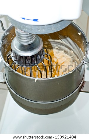Churning mass of sugar in confectionery machine
