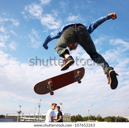 Skater jumps high in air under extrem-park