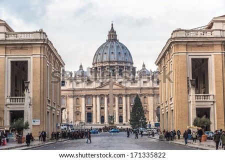 VATICAN CITY, VATICAN - DECEMBER 23: Tourists at Saint Peter\'s Square on December 23, 2012 in Vatican City, Vatican. Saint Peter\'s Square is among most popular pilgrimage sites for Roman Catholics.