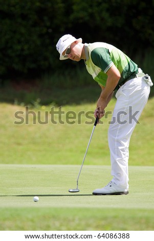 KUALA LUMPUR, MALAYSIA - OCTOBER 31:  American Ben Crane putts on hole 1 on Day 4 of the CIMB Asia Pacific Golf Classic on October 31, 2010 in Kuala Lumpur, Malaysia. Crane won the tournament